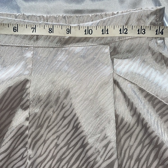 Glam Satin Shorts Pleated Hi Waist 3” Rise Ivory Animal Print New w/Tags Sz M - Picture 6 of 12